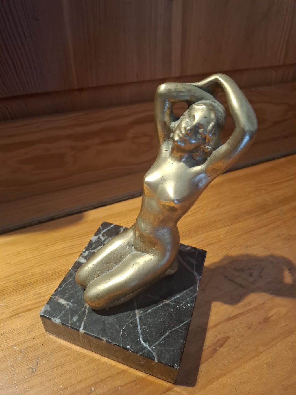 Messingfigur auf Sockel