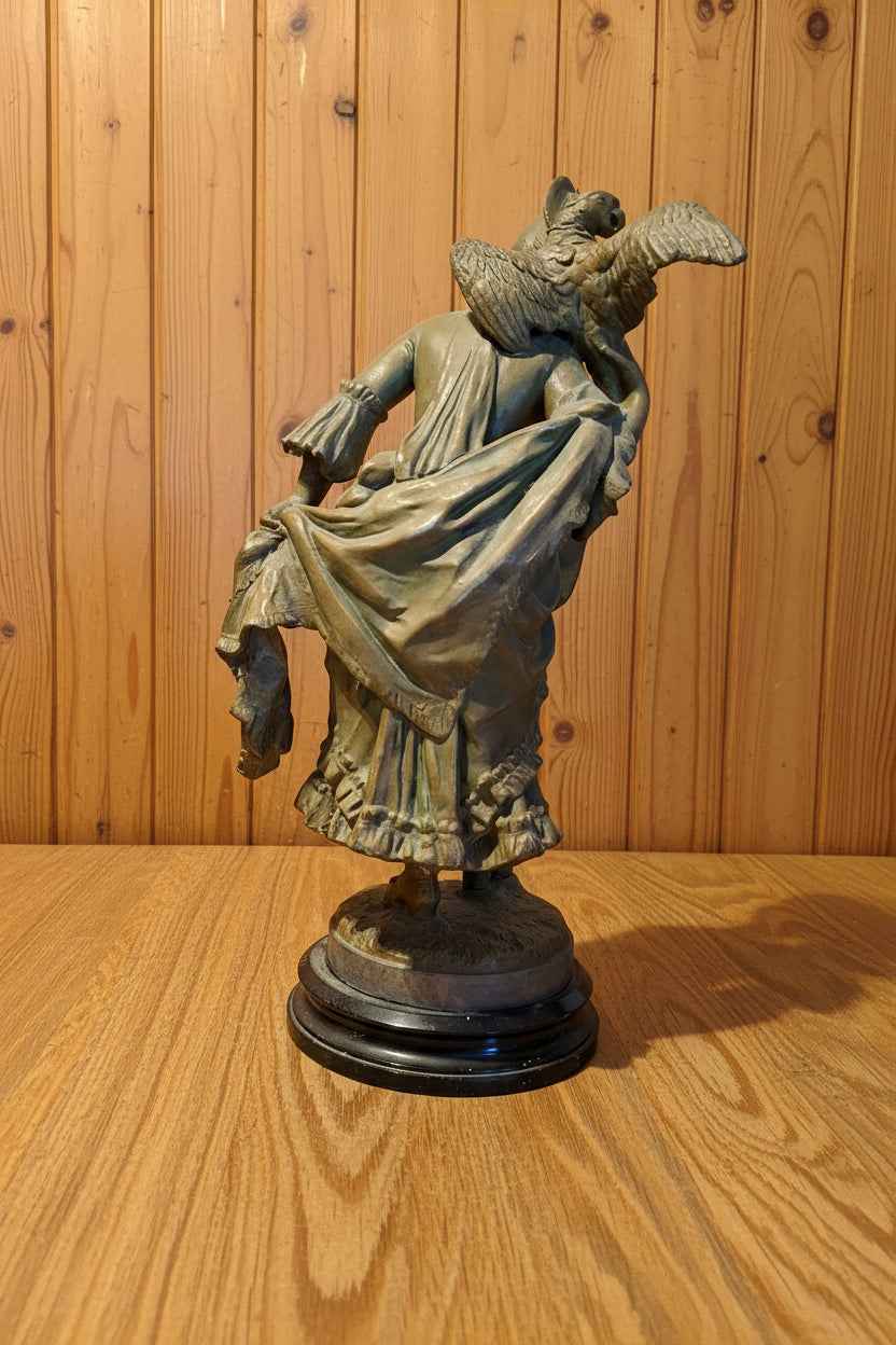 Figur mit Sockel