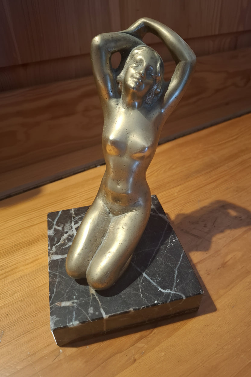 Messingfigur auf Sockel