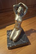 Messingfigur auf Sockel