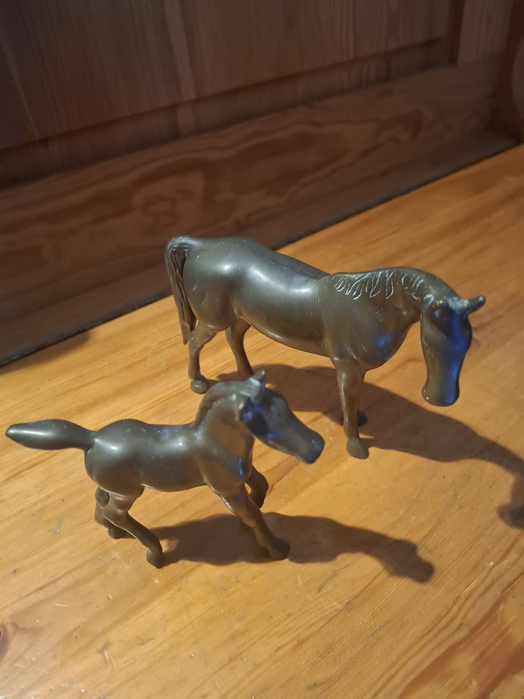 Pferdefiguren aus Messing