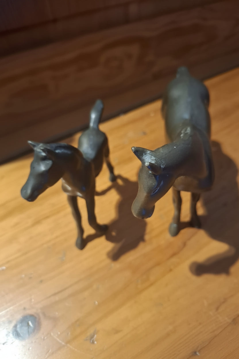 Pferdefiguren aus Messing