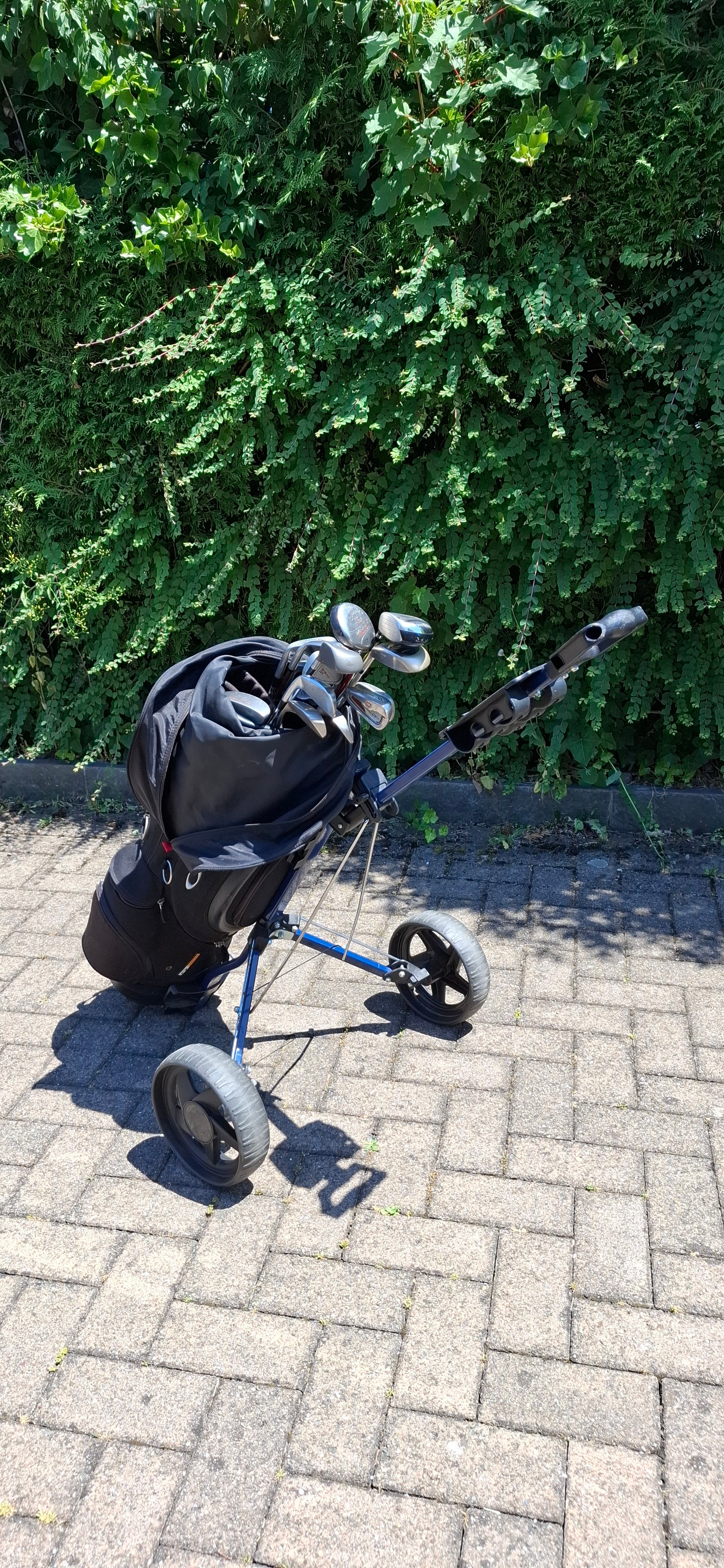 Golfset  mit Golfwagen